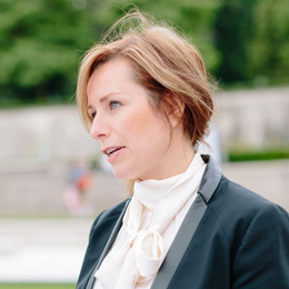 Officiant in Paris