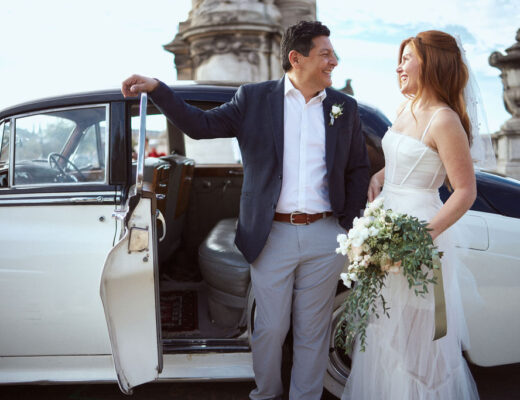 Eloping in Paris with French Grey Events and JONNY SCOTT Photo happy couple with classic Rolls Royce in Paris